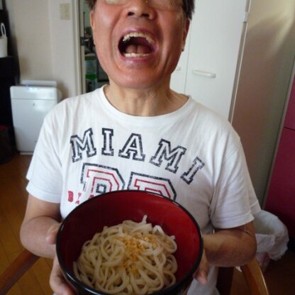 mimiさん、こんにちは♪今日のVANさんのお昼はうどんです。パスタとうどんを交互に食べるVANさん、完全に小麦中毒ですね(*^w^*)